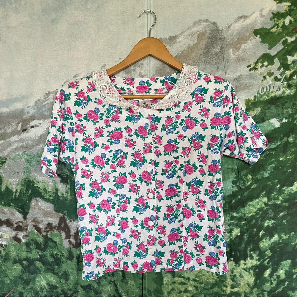 Very Cute 90's Floral Button Up Shirt with Lace Collar, Medium